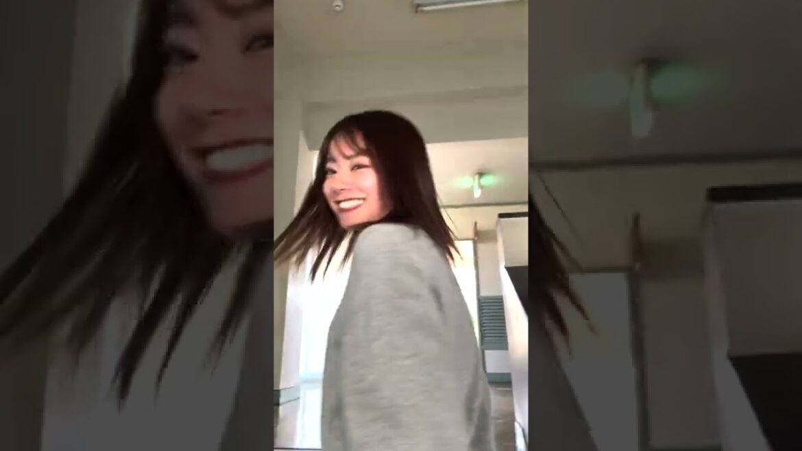 JK姿の彼女のスカートめくってみたww #shorts