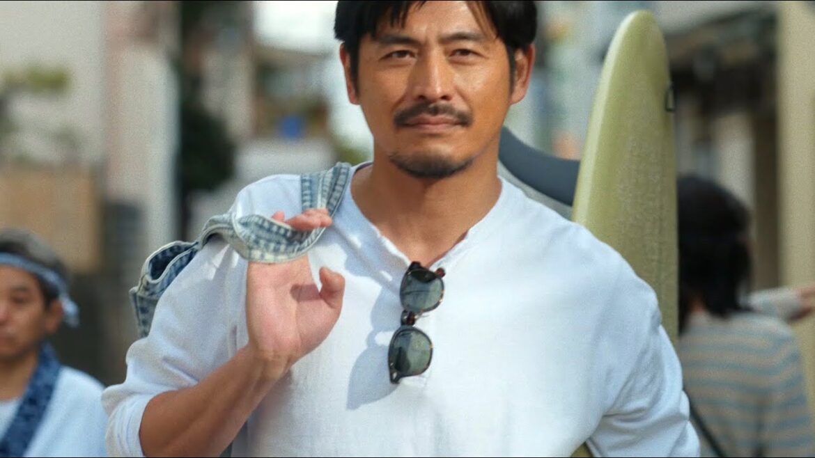 坂口憲二、自前のサーフボード片手に爽やか健在!MONGOL800キヨサクが名曲「川の流れのように」歌唱/サントリー生ビールCM+メイキング+インタビュー