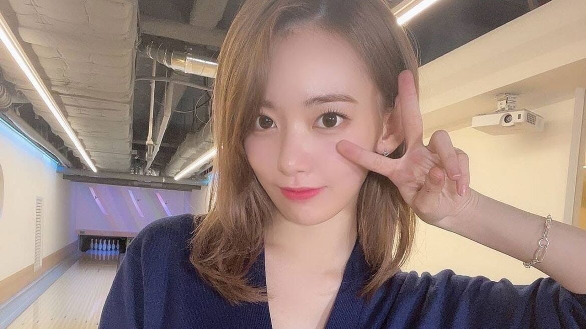 宮脇咲良、流暢な韓国語披露 ボウリング挑戦で大はしゃぎ「17LIVE」【미야 와키 사쿠라】
