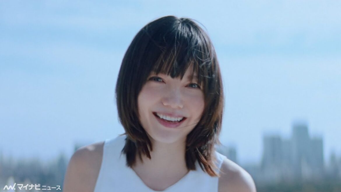 宮崎あおい、肩出し純白ワンピで「もっと透きとおれ!」 富士フイルム新CM公開