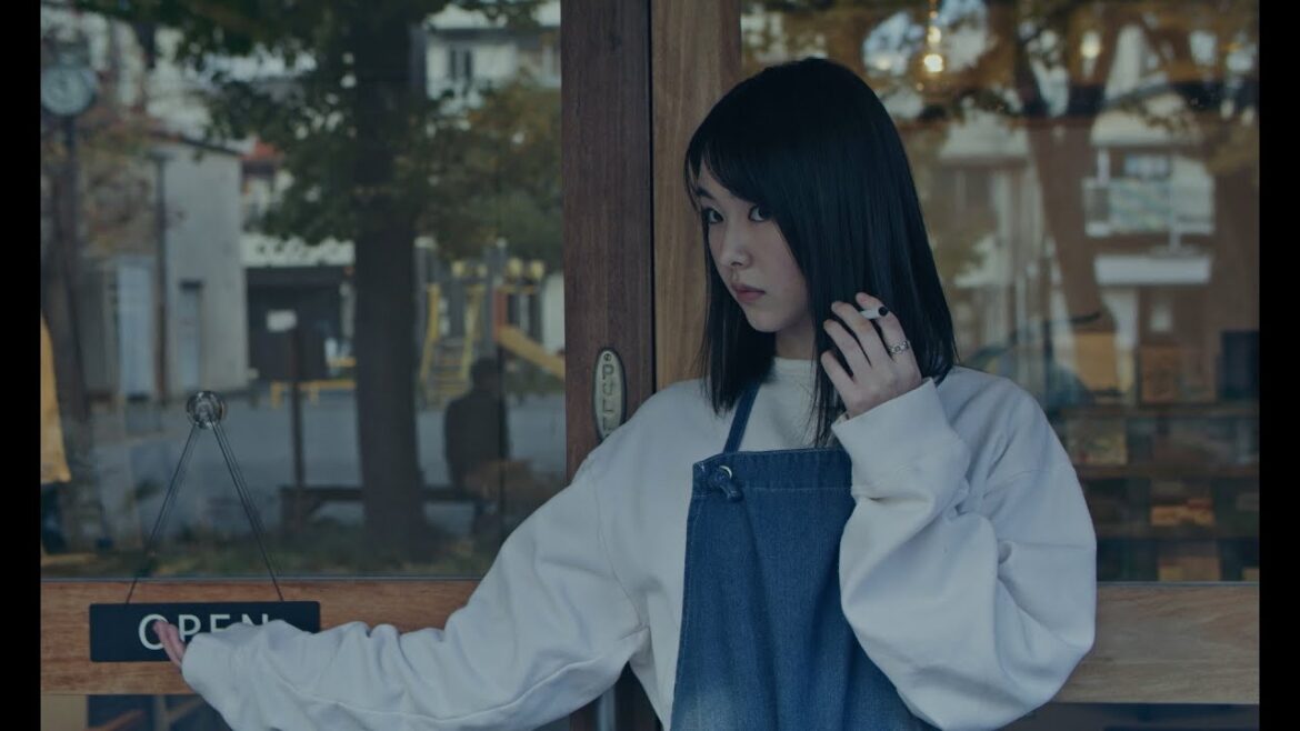 唐田えりか、どこか本⾳がつかめない曖昧な会話の中に真実を探る女性を演じる 映画『の⽅へ、流れる』
