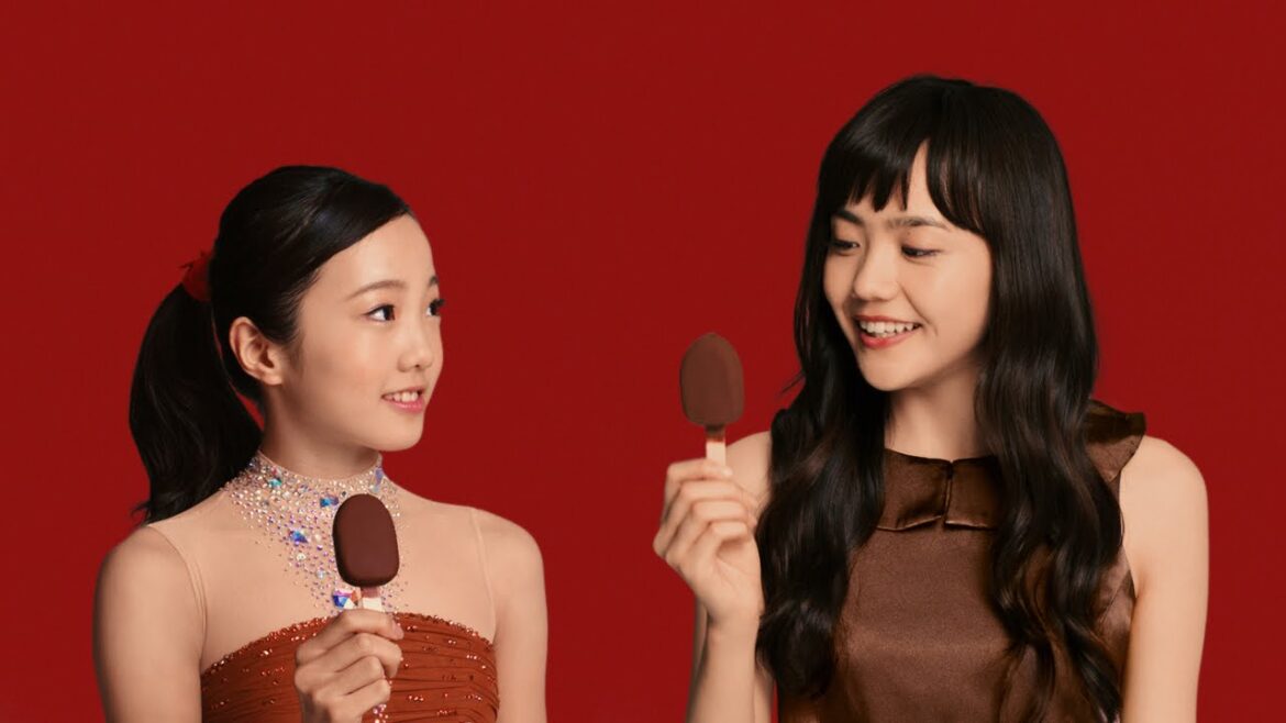 松井愛莉、本田真凜選手とフィニッシュポーズ披露 ロッテアイス『ガーナアイス』新CM「Ghana×アイス」篇