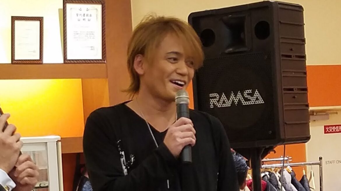 光GENJI☆髪をなびかせ歌う諸星和己くんのライブをキコーナJR奈良駅前店で見たよん、