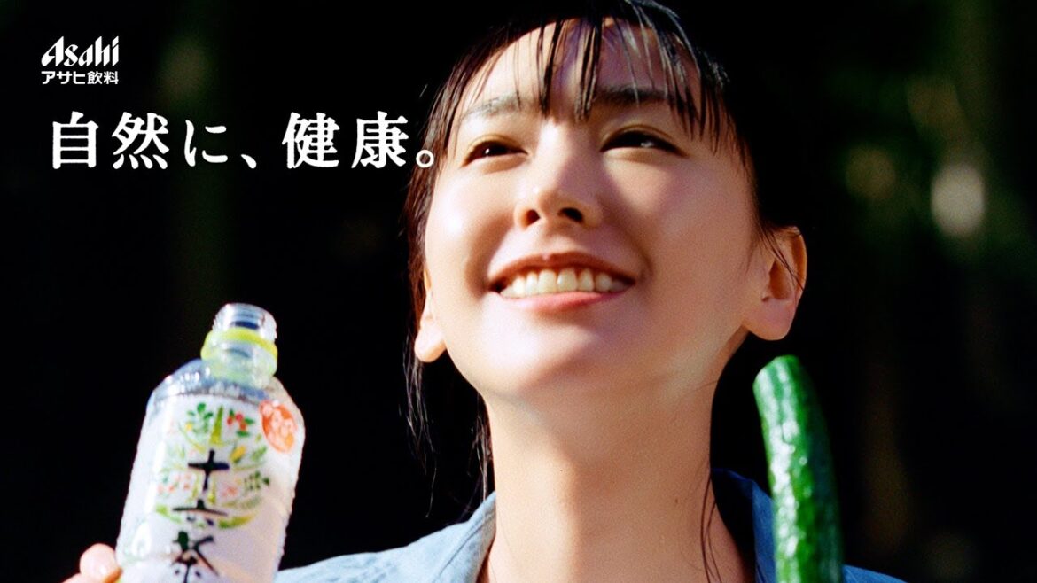新垣結衣、中村倫也が気になる!?“となりのお姉さん”に 2人の関係に進展は… アサヒ十六茶新CM「自然に、健康。夏編」