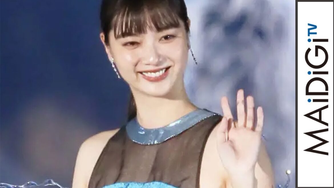 新川優愛、超ミニ×シースルーですらり美脚 幻想的な“地球ドレス”でランウエーに