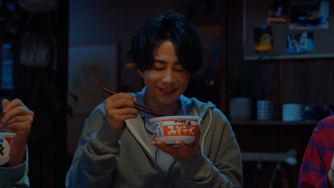サッポロ一番どんぶり「小腹空いた深夜」篇 出演:Kis-My-Ft2