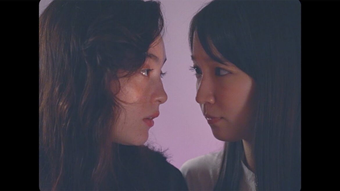 吉岡里帆、モトーラ世理奈と見つめ合い… 映画「アイスクリームフィーバー」本予告