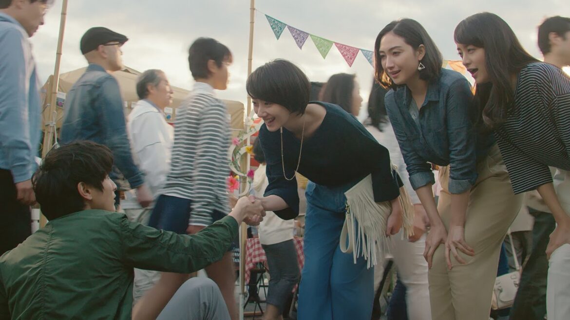 波瑠、香椎由宇&山本美月と“三姉妹”で美脚ウオーキング 高良健吾はバンドマンに 「ジーユー」新CM「マルシェ」編