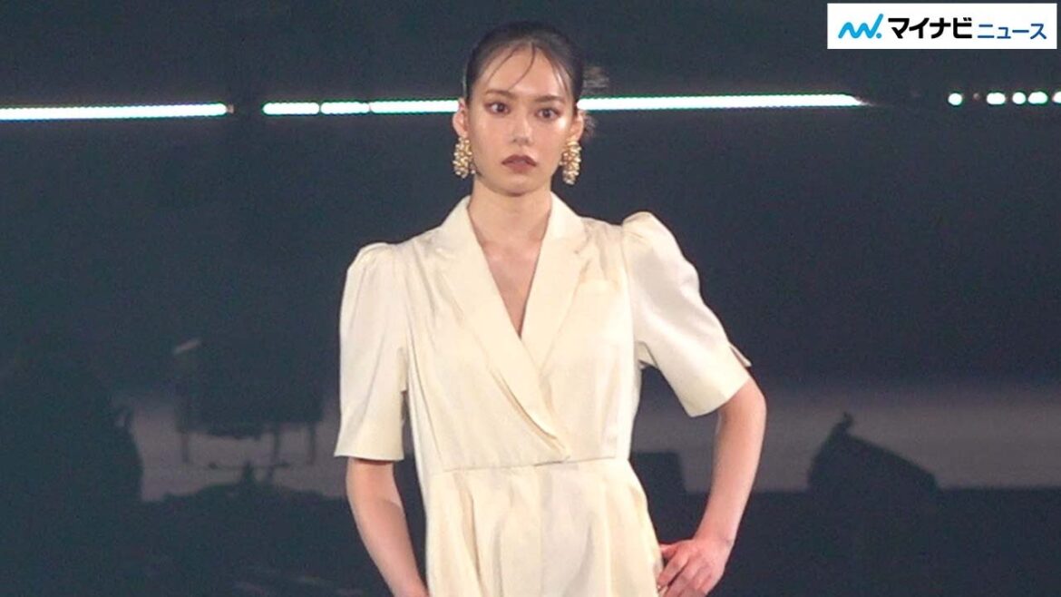 なごみ、バキバキクールなホワイトコーデで登場!武田玲奈、よしみち ランウェイ登場 『Rakuten GirlsAward 2023 S/S』
