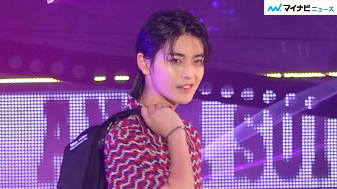 高橋文哉 、大人の色気醸しカメラにニヤリ 大歓声の中ランウェイに登場! 『Rakuten GirlsAward 2023 S/S』