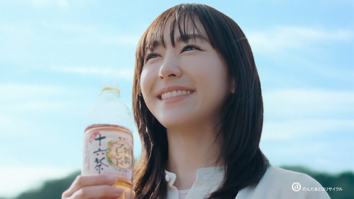新垣結衣、十六茶の初代CMキャラ小林聡美と初共演 “肉球トーク”で意気投合!? 「アサヒ 十六茶」新CM&メーキング