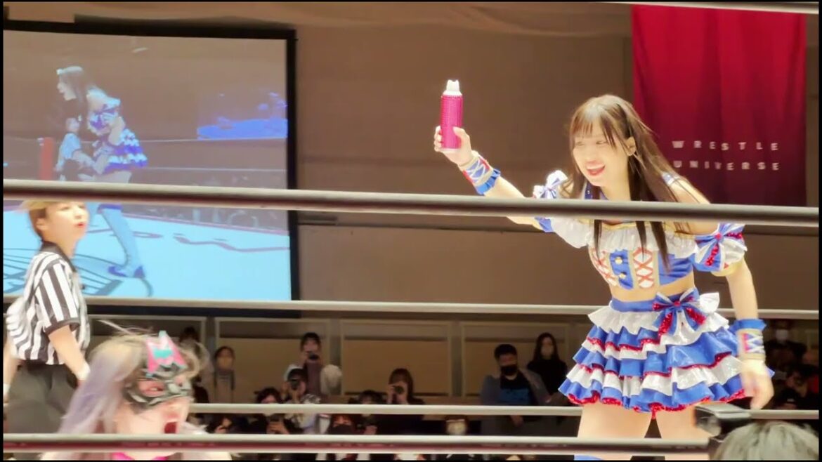 荒井優希がハイパーミサヲからスプレーを奪ってしまい、それを奪おうとするおしりんレフリーにスプレーをかけられてしまう 東京女子プロレス「STAND ALONE ’23」 2023年4月15日