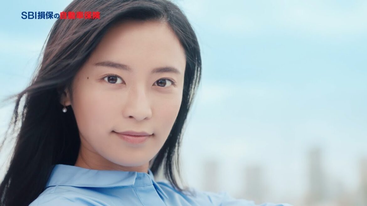 小島瑠璃子、爽やかシャツワンピで堂々宣言! SBI損保新CM「SBI損保やすいだけじゃない宣言/ロードサービス」篇