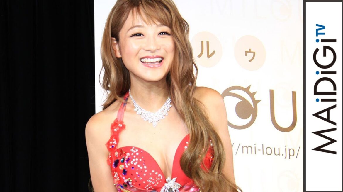 鈴木奈々、目標は「橋本マナミ」 セクシー衣装で登場 動画サイト「MILOU」会見2