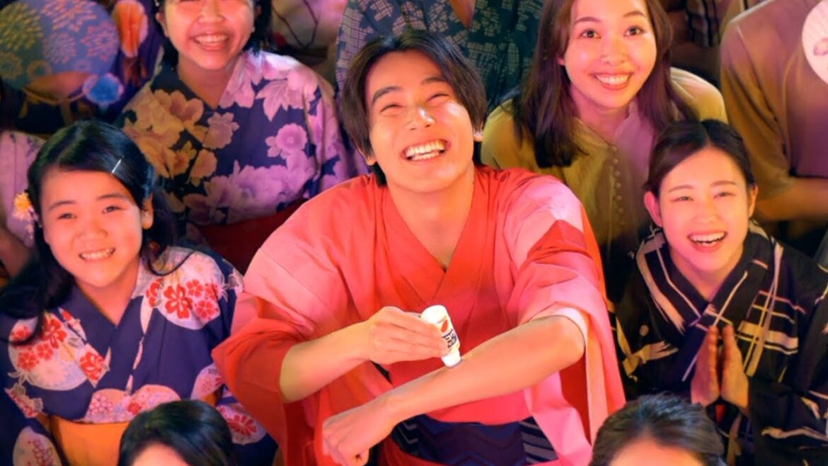 中川大志、赤い浴衣を着こなし夜空に向かって弾ける「うっひょ~い」 「液体ムヒ」と「ムヒアルファ EX シリーズ」新TVCM