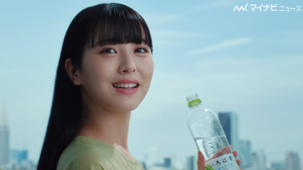 浜辺美波、ぱっつん前髪でフレッシュなイメージに!阿部寛と未来へのメッセージを語りかけるコカ・コーラ「い・ろ・は・す」新CM公開