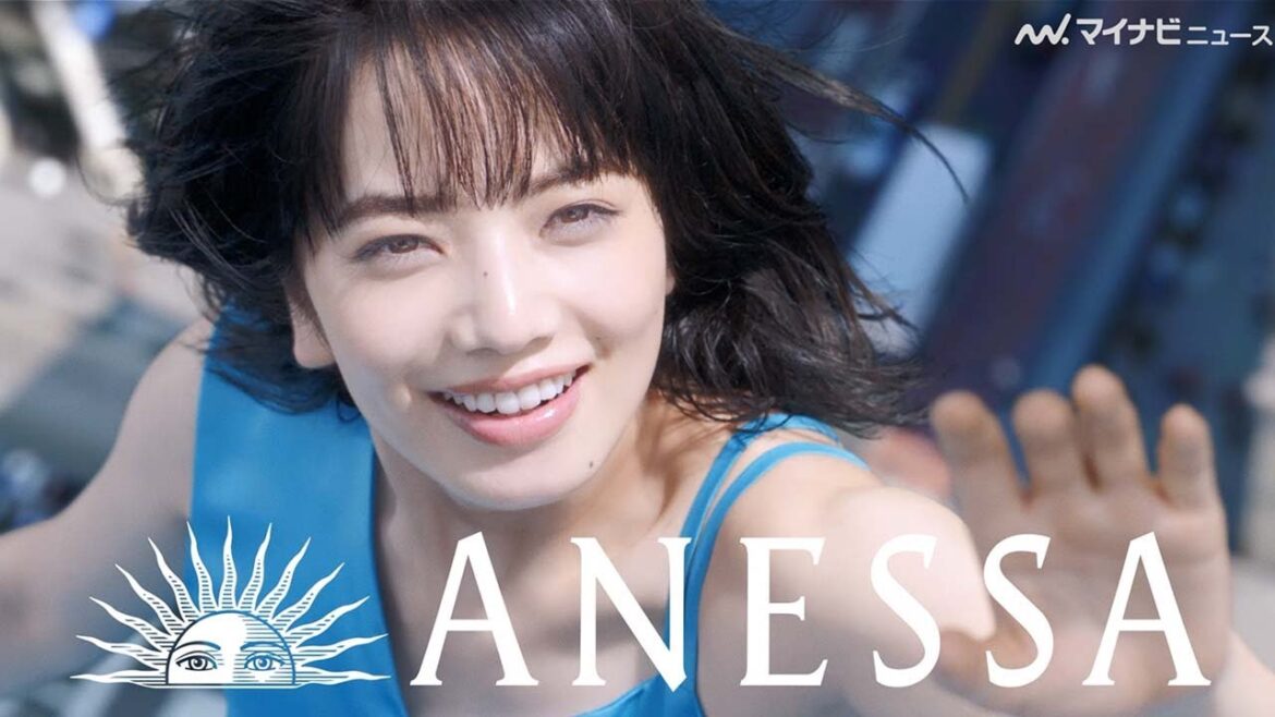 小松菜奈、BE:FIRSTの新曲「Smile Again」に乗せて爽やかな笑顔全開! アネッサ新CM「うるおいホールドUVジェル」篇