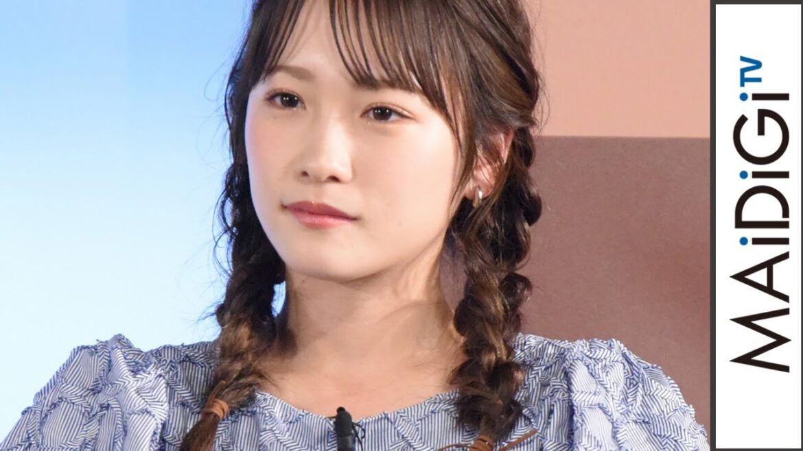 川栄李奈、パフスリーブワンピ&三つ編みヘアのガーリーコーデ 赤ネイルを差し色に