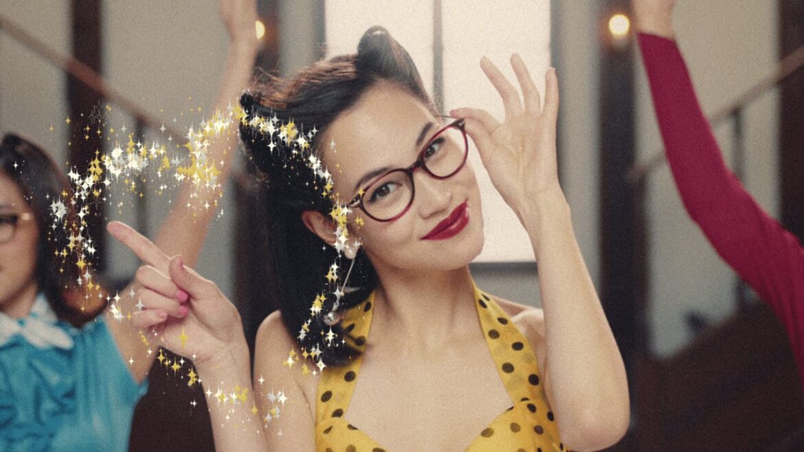 水原希子、レトロファッションでミュージカル風ダンス披露 「Zoff」新CM