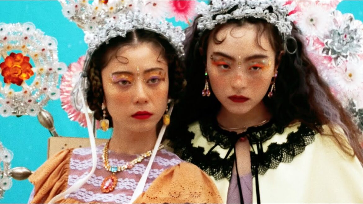 SUMIRE &モトーラ世理奈が表紙を飾る!『装苑』7月号 表紙と特集巻頭の撮影風景を公開!