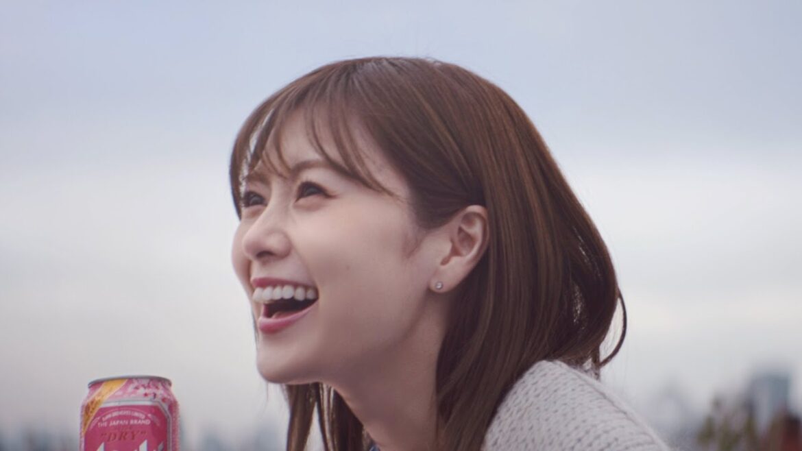 西野七瀬&白石麻衣、元乃木坂46エースがCM共演 2ショット写真を眺め「会いたいね、きっと会えるよ」 『アサヒスーパードライ』新CM「春、待ってるよ」篇