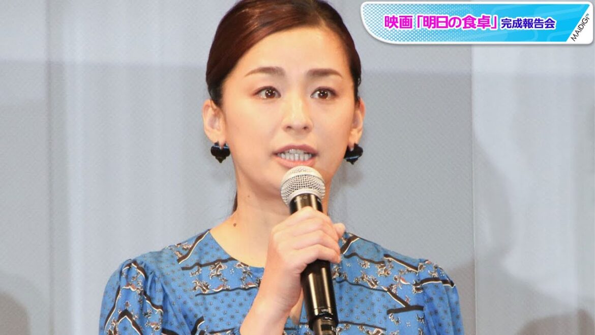 尾野真千子、鮮やかワンピでシンプルコーデ ハート見えイヤリング&リボンがアクセントに