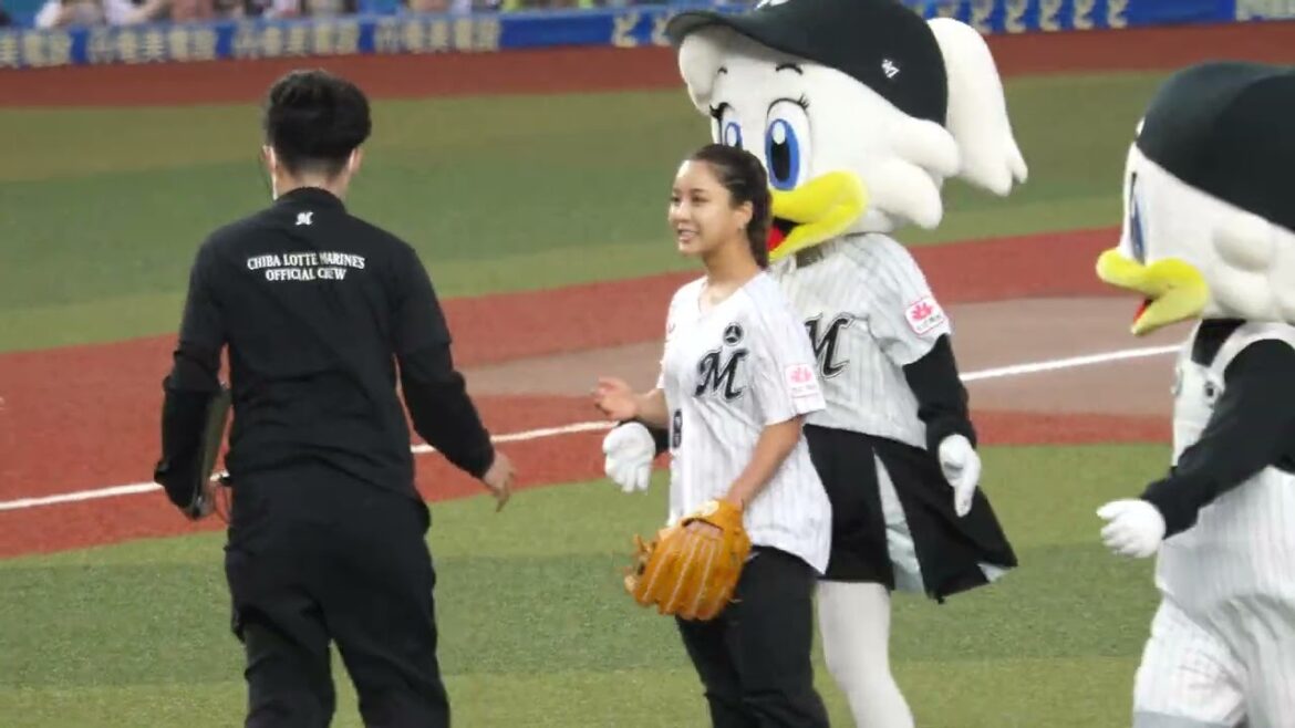 スキージャンプ高梨沙羅選手 始球式 超絶カワイイッ♥ 千葉ロッテマリーンズvs東京ヤクルトスワローズ