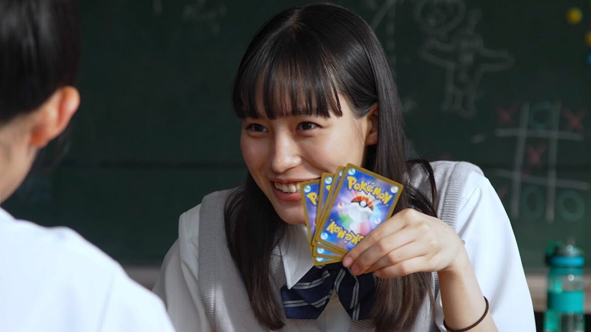 南沙良、制服姿で“ポケモンカード”に大はしゃぎ!気になるスタートデッキも告白「“ミライドン”の『exスタートデッキ雷』が気になります」 ポケモンカードゲームの新CM「それか、ポケカ?」篇