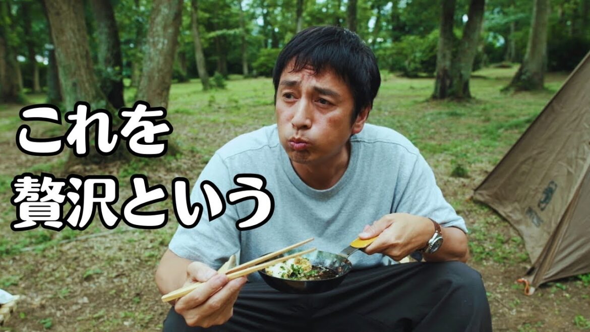 夏キャンプでゆったりと料理する男