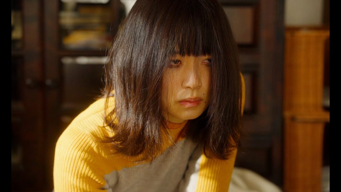 深川麻衣、やさぐれまくりの元アイドル役! 『人生に詰んだ元アイドルは、赤の他人のおっさんと住む選択をした』特報映像