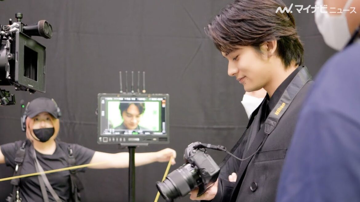 北村匠海、カメラ片手に微笑む姿にグッとくる!“カメラ愛”溢れる会話にも注目 ニコン新CM&メイキング映像公開