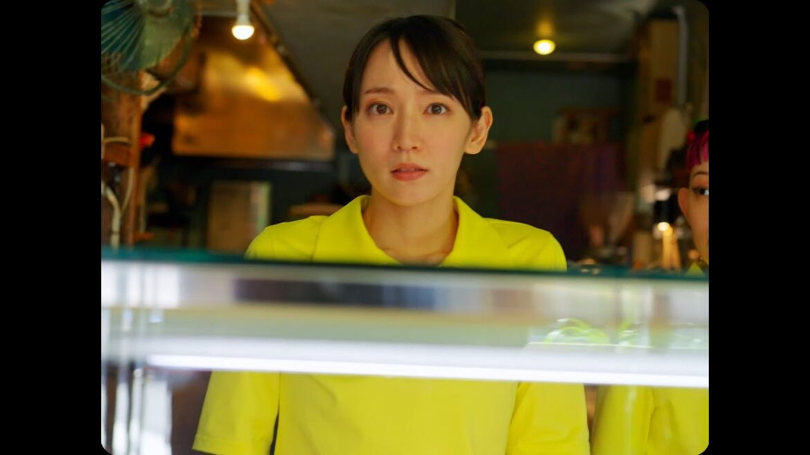 吉岡里帆、バイト先にやってきたモトーラ世理奈に運命を感じる…!? ED曲には小沢健二「春にして君を想う」を起用 映画『アイスクリームフィーバー』第2弾予告編