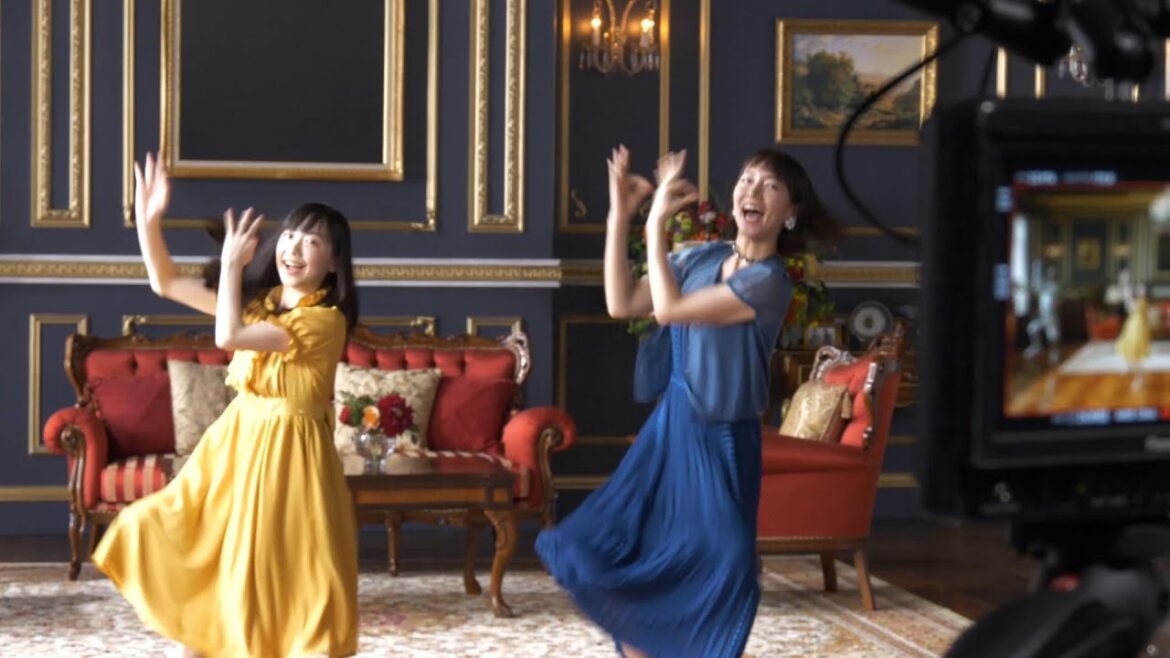 吉岡里帆&芦田愛菜、ジンギスカンでキレキレダンス 練習に本気モードのメイキングも “ワイモバイル” 新テレビCM おトクなる一族シリーズ 「リビング」篇