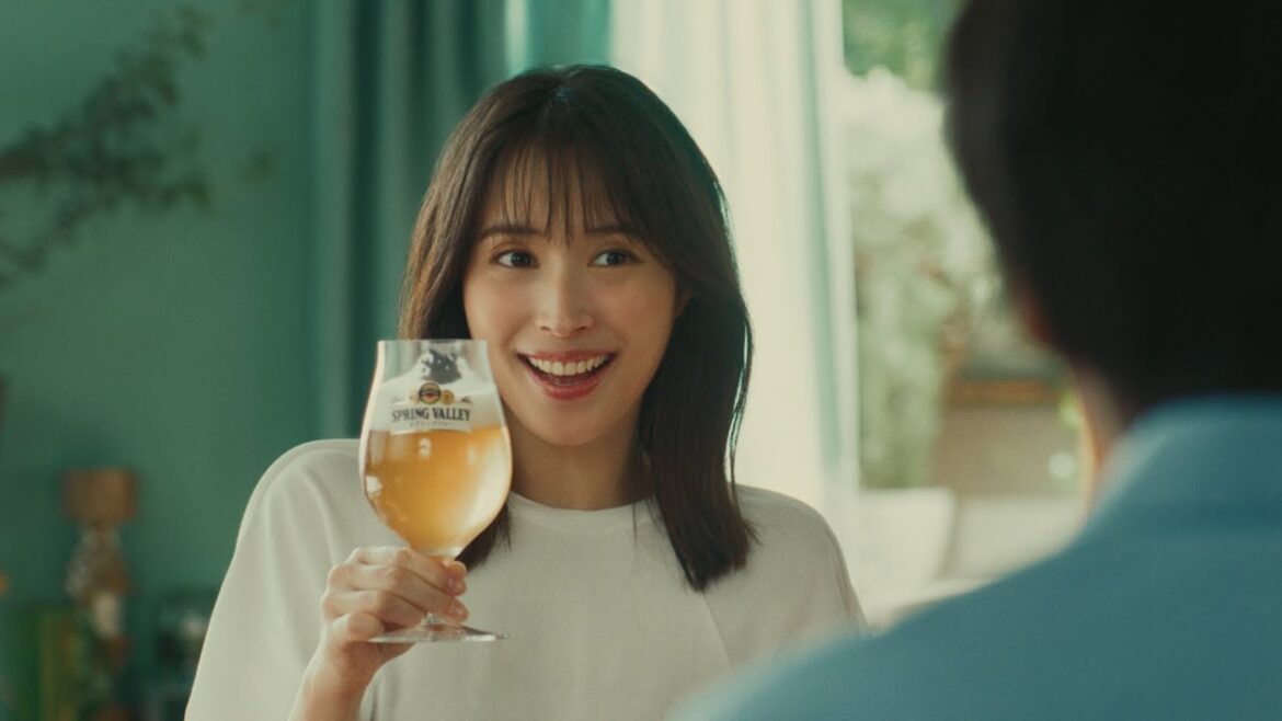大森南朋さん、広瀬アリスさんが夫婦役!「スプリングバレー」 2023年夏新CM「クラフト入門 赤白篇」