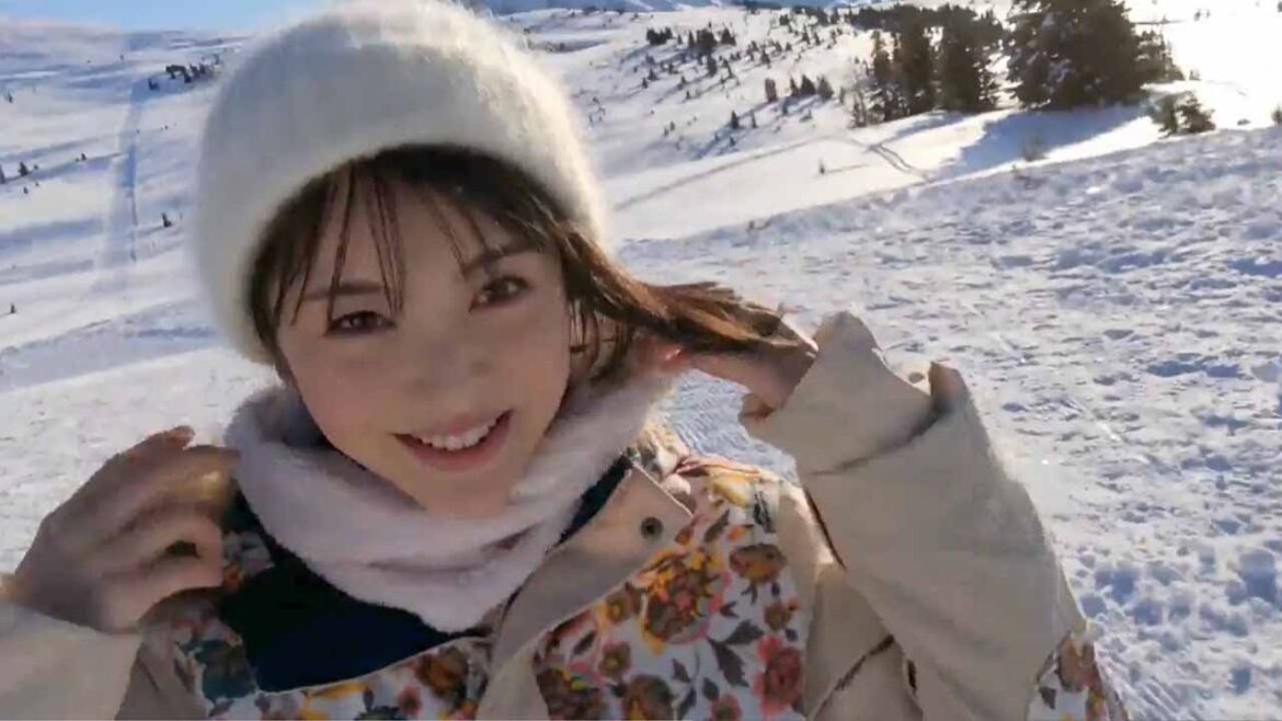 浜辺美波がスノボに初挑戦、ゲレンデで笑顔満開!岡田健史とダブル主演 ~この冬ずっと消えない思い出を~「JR SKISKI」新CMフルバージョン