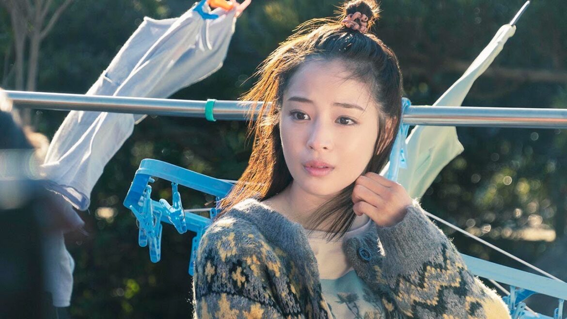 広瀬すず、當真あみを泣かせる!? 物干し場での“対決”シーン 映画「水は海に向かって流れる」本編映像