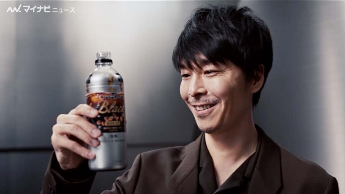 長谷川博己、ブラウンのスーツで大人の色気、コーヒーを豪快にゴクリ 「キリン ファイア ワンデイ」 新TVCM「驚きのおいしさ」篇&メイキング