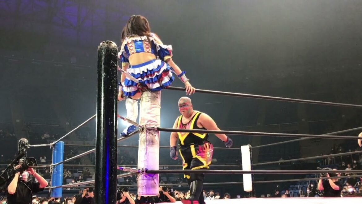 トップロープに乗っている荒井優希が乗ったままFinally、正調のFinally2連発でアジャコングを倒すも逃げられる 東京女子プロレス「GRAND PRINCESS ’23」 2023年3月18日