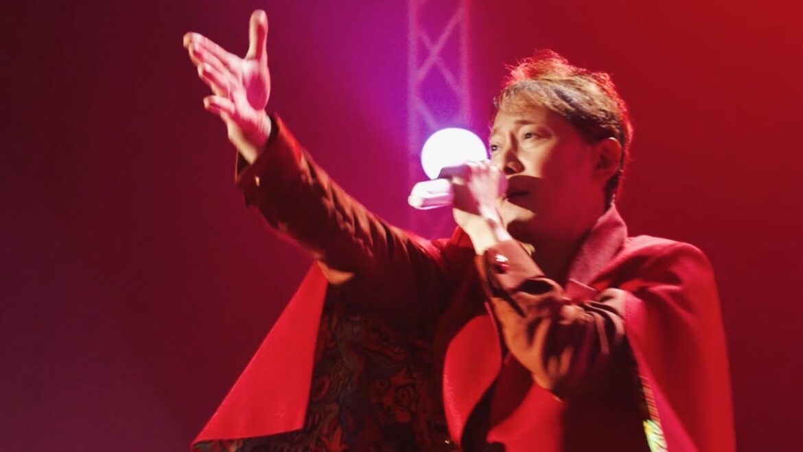中居正広、口パクなのにライブ感満載の熱唱パフォーマンス!ソフトバンク スペシャルWEB動画(ダンス篇、口パク歌唱篇)