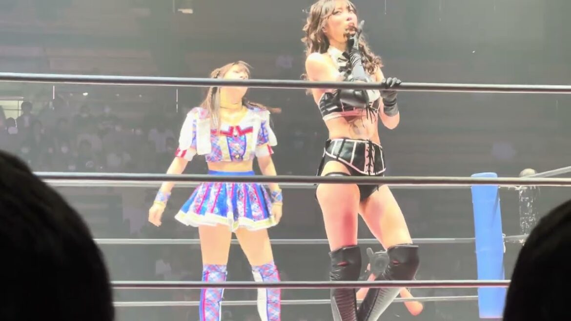 荒井優希と沙希様のマッチアップになり、荒井はビークブーツを連発していくと強烈なキック! 東京女子プロレス「SUMMER SUN PRINCESS ’23」 2023年7月8日