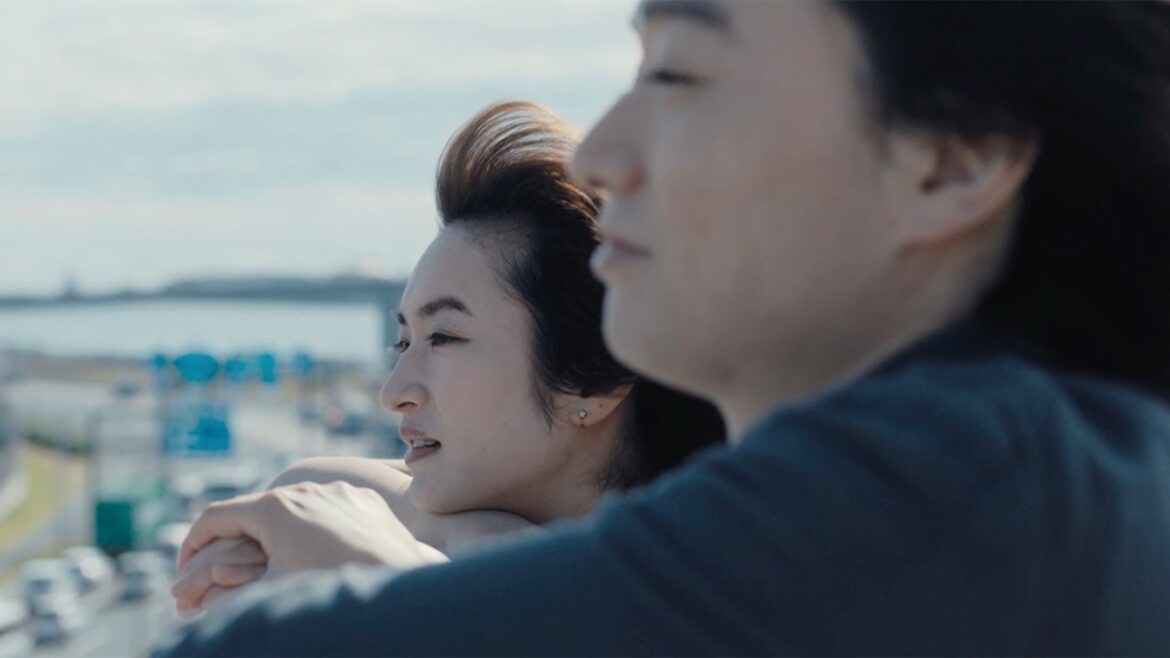 門脇麦、“恋人”染谷将太とじゃれ合いながらデート楽しむ 映画「ほつれる」本編映像