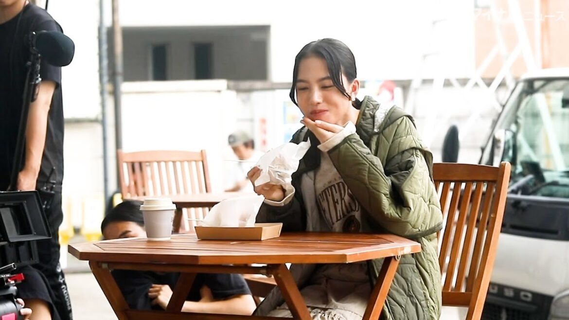 清原果耶、食べる演技がうまくいかず、お茶目に照れ笑い 北村匠海のナチュラルな表情にも注目『niko and …』新ブランドムービー メイキング映像公開