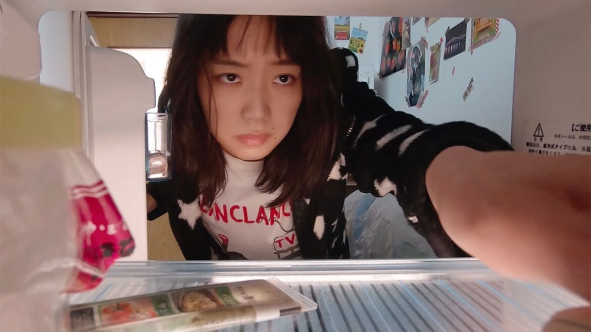 深川麻衣、人生詰んだ元アイドルに 56歳おっさんとまさかの同居!? 映画「人生に詰んだ元アイドルは、赤の他人のおっさんと住む選択をした」本予告