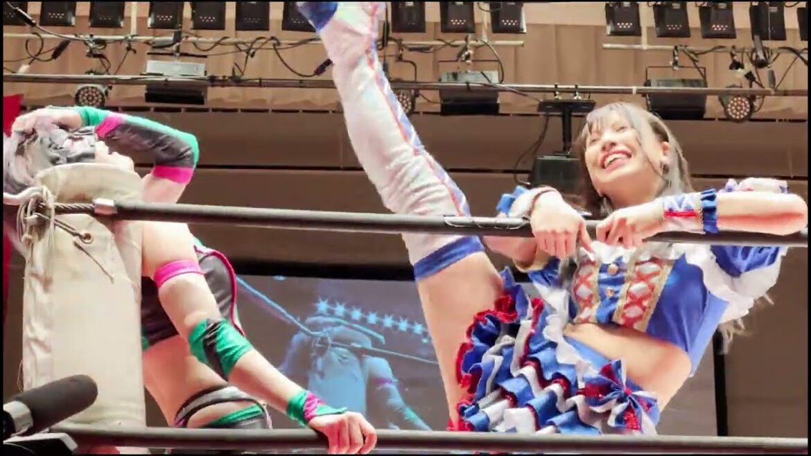 荒井優希がハイパーミサヲにフロントハイキックを連発してからスリーパーで締め上げるも中島翔子がカットに入りハイパーミサヲが悪巧み 東京女子プロレス「STAND ALONE ’23」 2023年4月15日