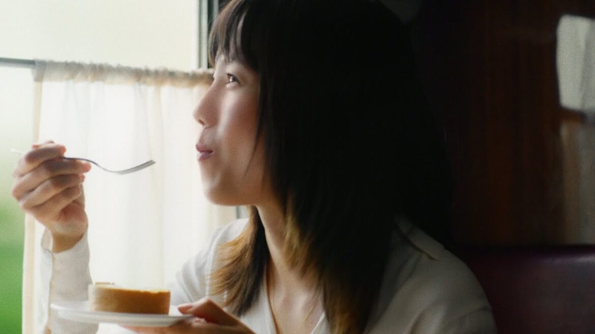 宮﨑あおい、ロールケーキに夢中で岡田将生からツッコミ!?増田明美も登場! アスタリフト新TVCM「列車のふたり 赤の力」篇&「列車のふたり リポソーム」篇 メイキング&インタビューも