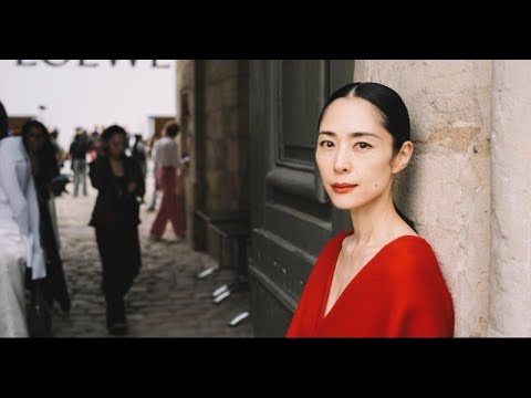 B1- 深津絵里、ロエベのファッションショー鑑賞 人生初体験に「無縁の世界だと思っていた」【コメントあり】