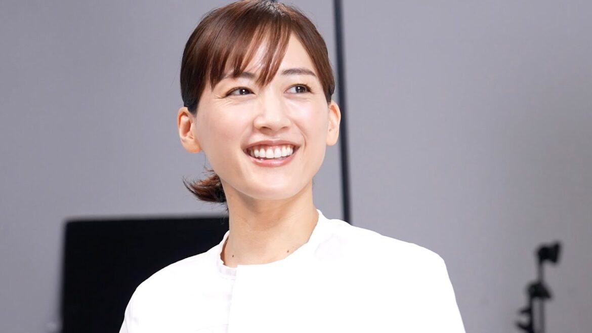 綾瀬はるか「ベンザブロック」CM出演12年目も変わらぬキュートさ! 津田健次郎、高橋文哉、賀喜遥香(乃木坂46)共演/ベンザブロック新CM+インタビュー+メイキング