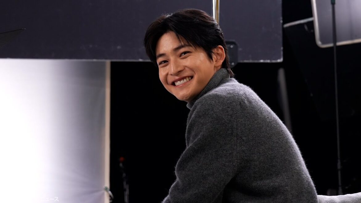 高橋文哉、撮影中メイキングカメラを見つけ笑顔全開!「ベンザブロック プレミアム」シリーズ新CMメイキング映像公開