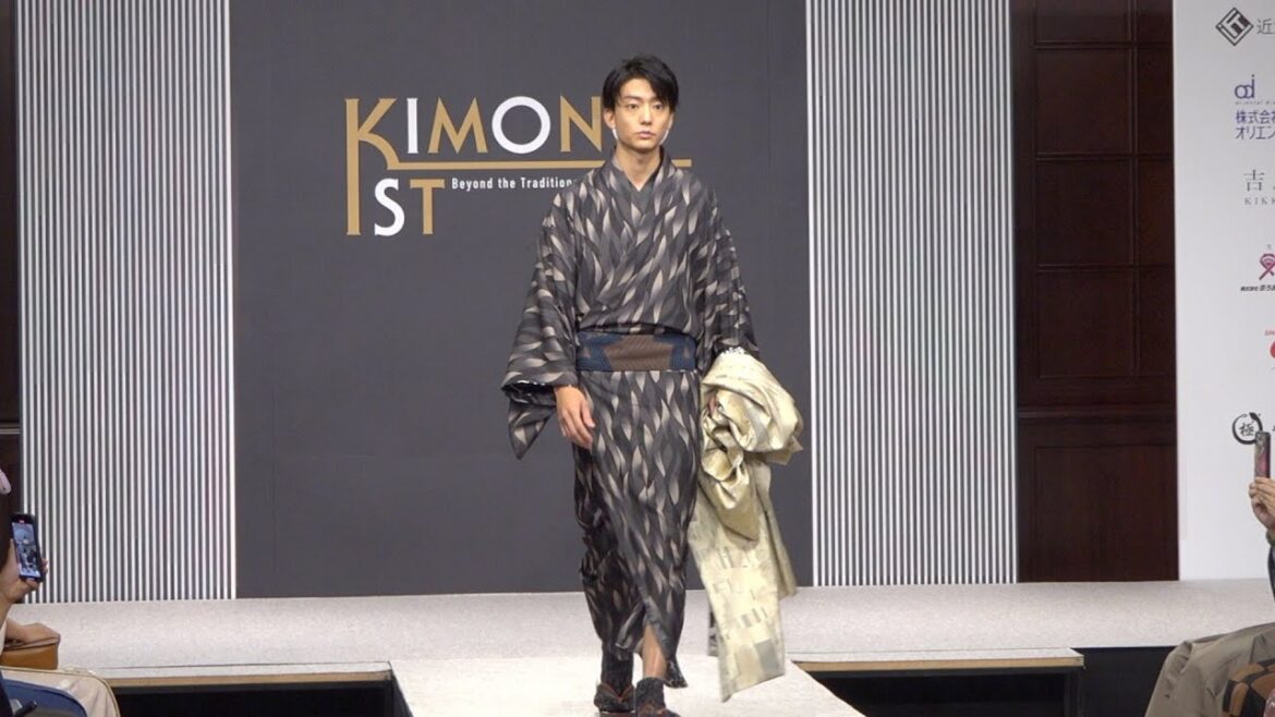 伊藤健太郎、着物姿で初ランウェイ 堂々ポージングで会場魅了 『キモノイストアワード 2023』授賞式