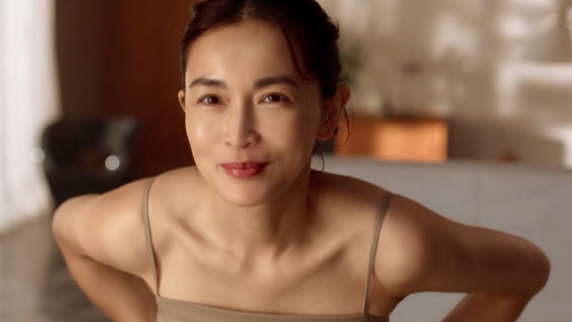 長谷川京子、ツヤみなぎる美肌で妖艶さ際立つ/N organic Plenum CM+インタビュー